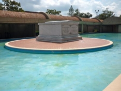 La tombe de Martin Luther King, entourée d'eau