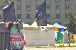 Tentes et drapeaux noirs