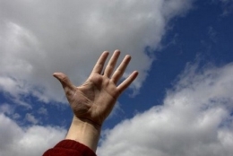 main vers le ciel.jpg