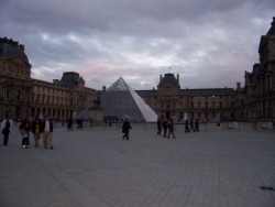 le Louvre et sa pyramide