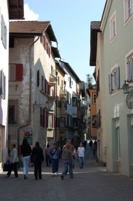 In-den-Gassen-von-Klausen-Suedtirol.jpg