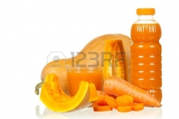 12562005-carottes-fraiches-et-jus-de-citrouille-isole-sur-fond-blanc.jpg