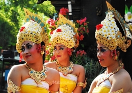 balinese-women-looking.JPG