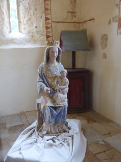 La statue de la Vierge à l'enfant du XVè siècle