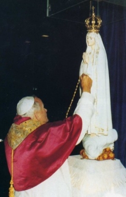 papa ofrece riosario a virgen.jpg
