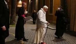 benoît xvi, à pied, canne, humble, humilité, simplicité