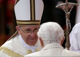 pape benoît xvi, pape françois, continuité, sourire, reading francis trough benedict