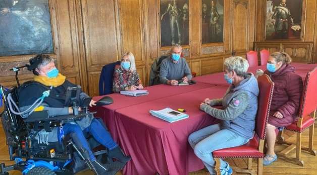Photo d'une réunion de travail à la mairie de Boulogne