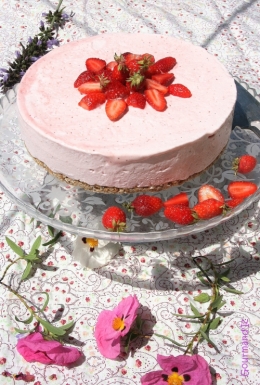 gâteau glacé aux fraises, fraises, recette de gâteau sans cuisson