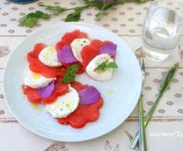 salade d'été, pastèque, mozarella, fleurs