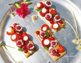 sablé breton, tarte aux fruits rouges, crème fleur d'oranger, fraises, meringues, framboises, groseilles