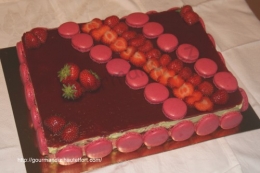 gâteau,fraises,thé matcha,amandes,entremet
