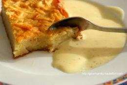 gâteau, pommes, crème anglaise