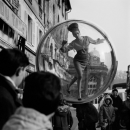 Melvin-Sokolsky-mode-bulle-paris-081-700x700.jpg