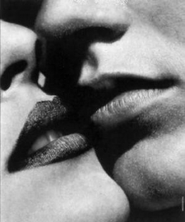 7933 Le baiser ( Helmut Newton).jpg