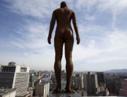 antony-gormley-espalha-31-suicidas-pelo-centro-de-sao-paulo-durante-a-exibicao-de-corpos-presentes-no-ccbb-as-pecas-sao-feitas-de-ferro-fundido-e-fibra-de-vidro-e-foram-moldadas-no-corp.jpeg