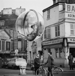 Melvin-Sokolsky-mode-bulle-paris-021-692x700.jpg
