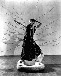  Martha graham in %22 cave of the heeart %22 de noguchi.jpg