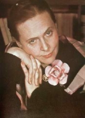 Elsa-Triolet-1939-Gisele-Freund.jpg