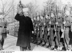 Bundesarchiv_Bild_146-1978-070-04A,_Amin_al_Husseini_bei_bosnischen_SS-Freiwilligen.jpg
