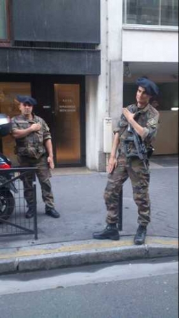 salut-nazi-inversé-devant-synagogue-armée-francaise.jpg