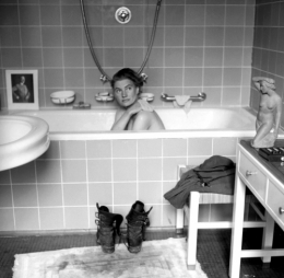 140829-lee-miller-hitler-bathtub-1945.jpg