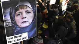 Ein-Anti-Merkel-Plakat-bei-der-Pegida-Demo-in-Dresden-.jpg
