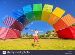 fremantle-australie-jan-7-2018-l-australie-voyage-bienvenue-femme-heureuse-avec-drapeau-australien-beneficie-d-arc-en-ciel-de-conteneurs-maritimes-port-de-fremantle-perth-l-homosexualite-et-symbole.jpg