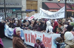 726px-Paris_2006-02-11_anti-caricature_protest_banniere_respect_dsc07541-726x475.jpg