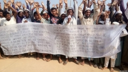 800px-Rohingyas_protesting_repatriation_Jafor_Islam-VOA.jpg