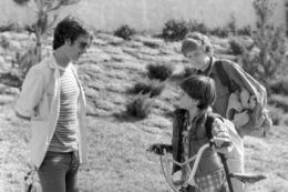 e-t-the-extra-terrestrial-steven-spielberg-henry-thomas-and-robert-macnaughton2.jpg