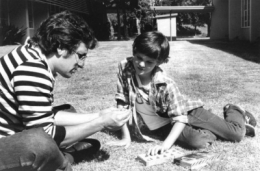 e-t-the-extra-terrestrial-steven-spielberg-and-henry-thomas4.jpg