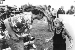 e-t-the-extra-terrestrial-drew-barrymore-and-steven-spielberg-on-set-of-et.jpg