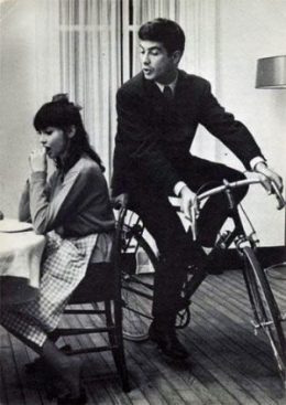 Une femme est une femme vélo.jpg