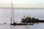 Mat et grue en mouvement vers la digue nord 3.jpg