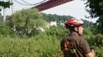 cycliste sous le pont de tancarville.JPG