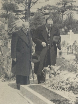 Maurras et "Maxime" devant la tombe de Philippe