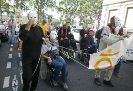 2004 09 23 MANIF HANDICAPES.jpg