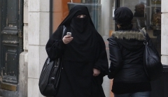 jacques rancière,philosophe,philosophie,tchador,niqab,burka,religion,fanatisme,france,europe,baptême de clovis,catholique,catholicisme,edwy plenel,emmanuel todd,qui est charlie ?,empire ottoman,sublime porte,bosphore,turquie,chateaubriand,mémoires d'outre-tombe,bataille de poitiers,charles martel,bataille de lépante,croisades,l'enlèvement au sérail,l'italienne à alger,lyon,canut,nizier du puitspelu,littré de la grand-côte,laïcité,guerre de bosnie,serbie,milosevic,allah,islam,musulman,tintin,tintin au pays de l'or noir,dupont dupond,cfcm,conseil français du culte musulman,nicolas sarkozy,carla bruni,georges brassens,le pluriel brassens,boualem sansal,gouverner au nomd'allah