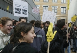 2004 12 03 MANIF CONTRE GOLLNISCH.jpg