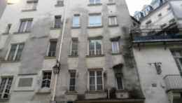 Coeur palpitant derrière les murs.jpg