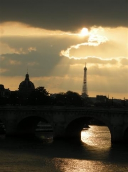 2012-09-05 Tour Eiffel nuage DSCN5846_876 (Small).JPG