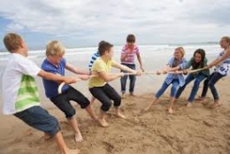 Enfants tir à la corde en colo.jpg