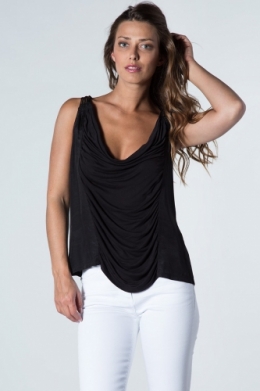 Brune en débardeur.jpg