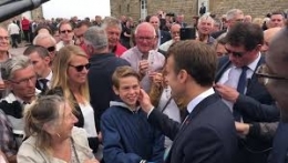 Toucher performatif Macron.jpg