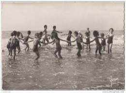 Enfants au bord de la mer en colo.jpg