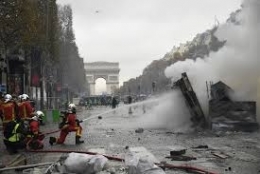 Champs-élysées Canons à eau.jpg