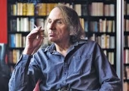 Houellebecq devant bibliothèque.jpg