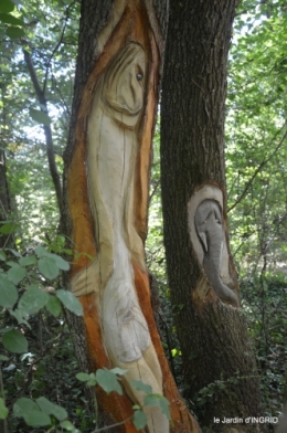 manthe religieuse,Lalinde marché,Land art au Colombier 072.JPG