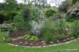 potager,chenille,pour le 18 juin,tour du jardin 001.JPG